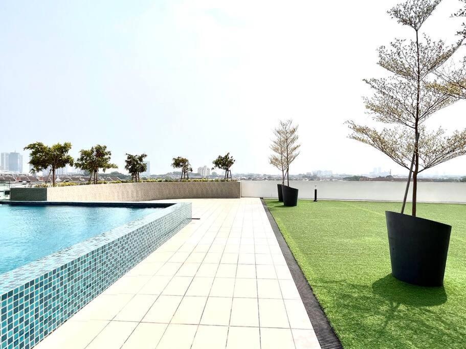 Urban Home-Swimming Pool-City Center Malacca Exterior foto