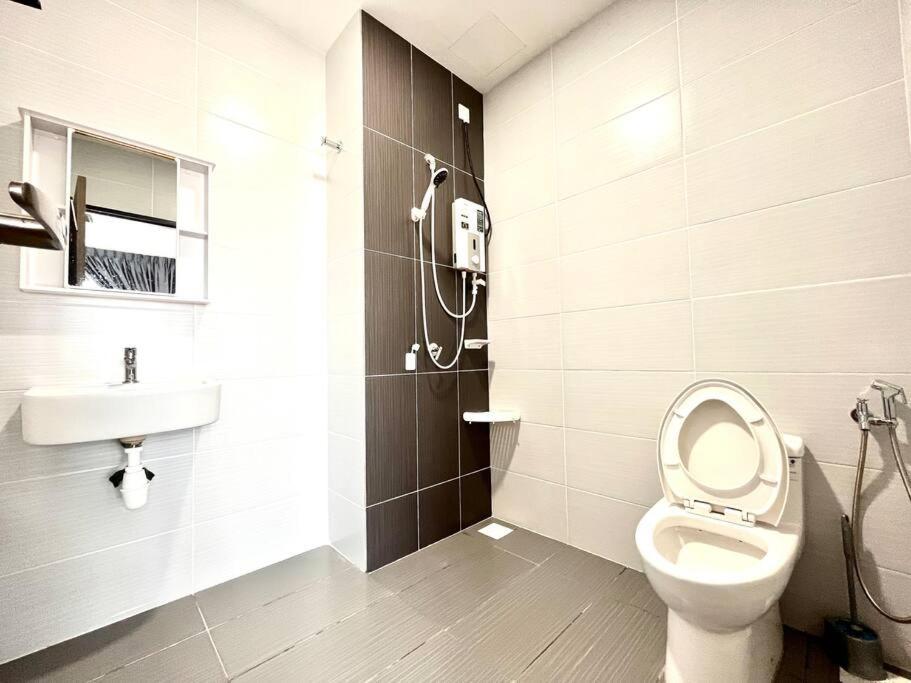 Urban Home-Swimming Pool-City Center Malacca Exterior foto