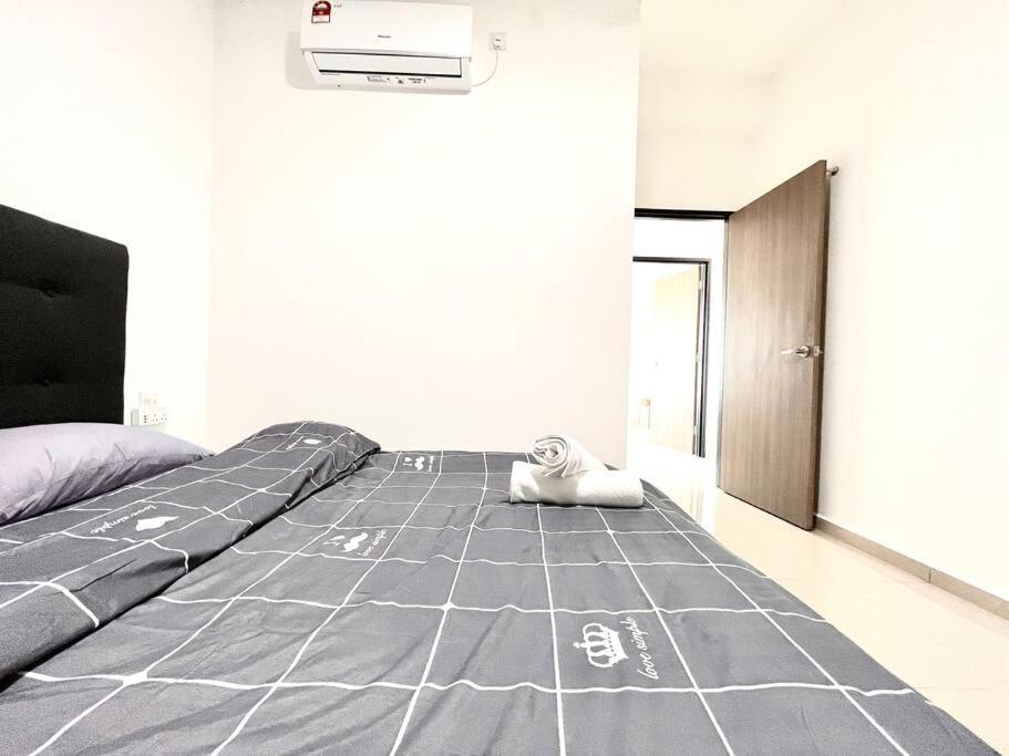 Urban Home-Swimming Pool-City Center Malacca Exterior foto